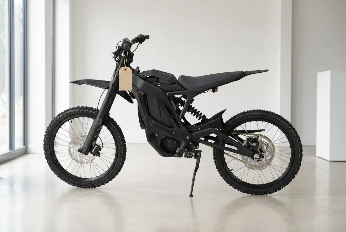 E RIDE PRO SR в светъл шоурум с ценова табелка на кормилото