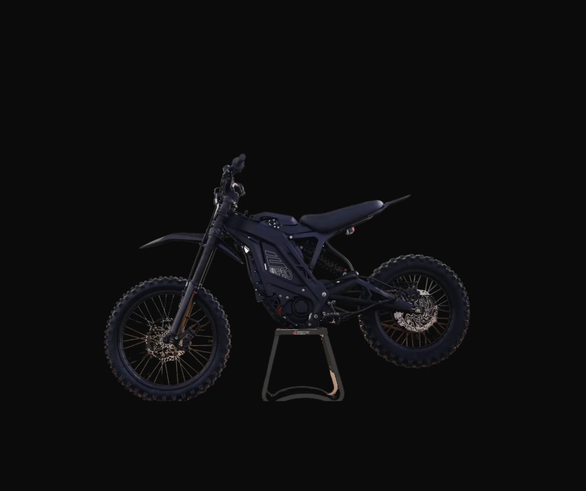 E RIDE PRO електрически мотокрос на изложбена стойка